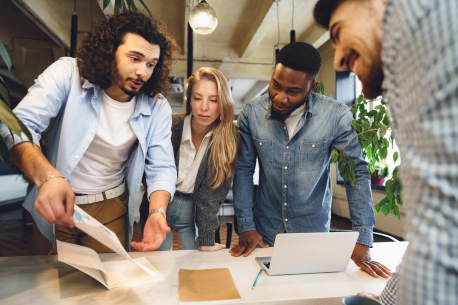 Espacio de trabajo moderno para consultoría financiera empresarial