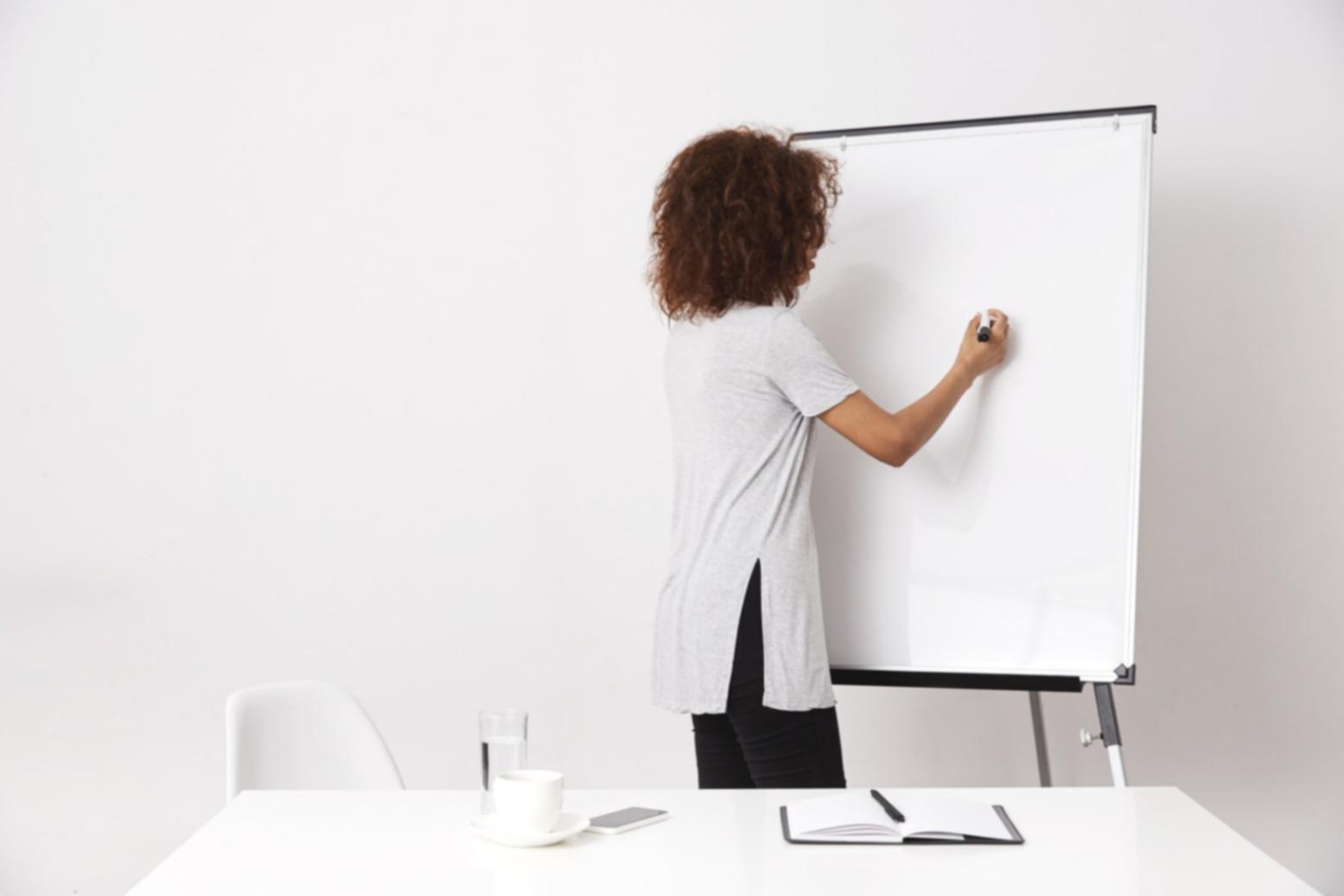 Estudiantes trabajando en análisis financiero colaborativo